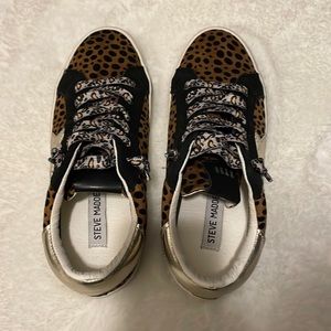 Selling a pair of brand new sneakers. Sneakers have never been worn.